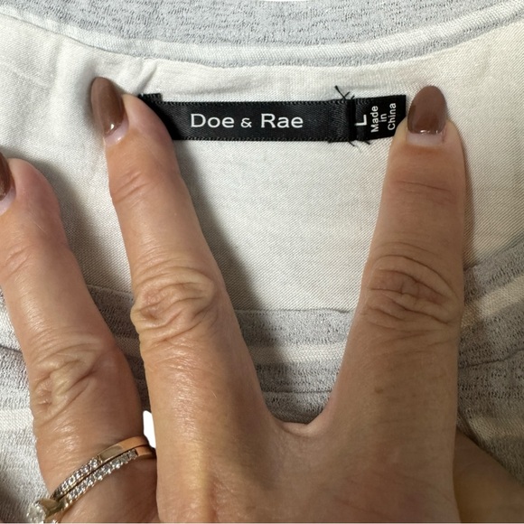 Doe & Rae Boutique BOHO Tunic Top Gray Striped Ruched Lace Hem Size L NWT - Picture 7 of 10